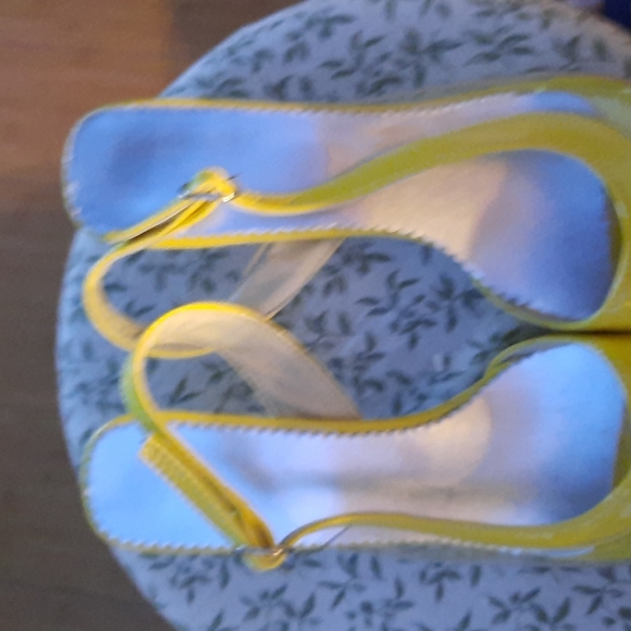 Low heels Yellow size 11.5 - Picture 3 of 8